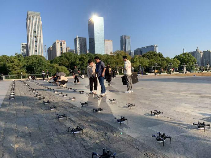 #10万人都在天鹅湖看什么#有网友称，今晚20：00，天鹅湖1024架无人机齐上