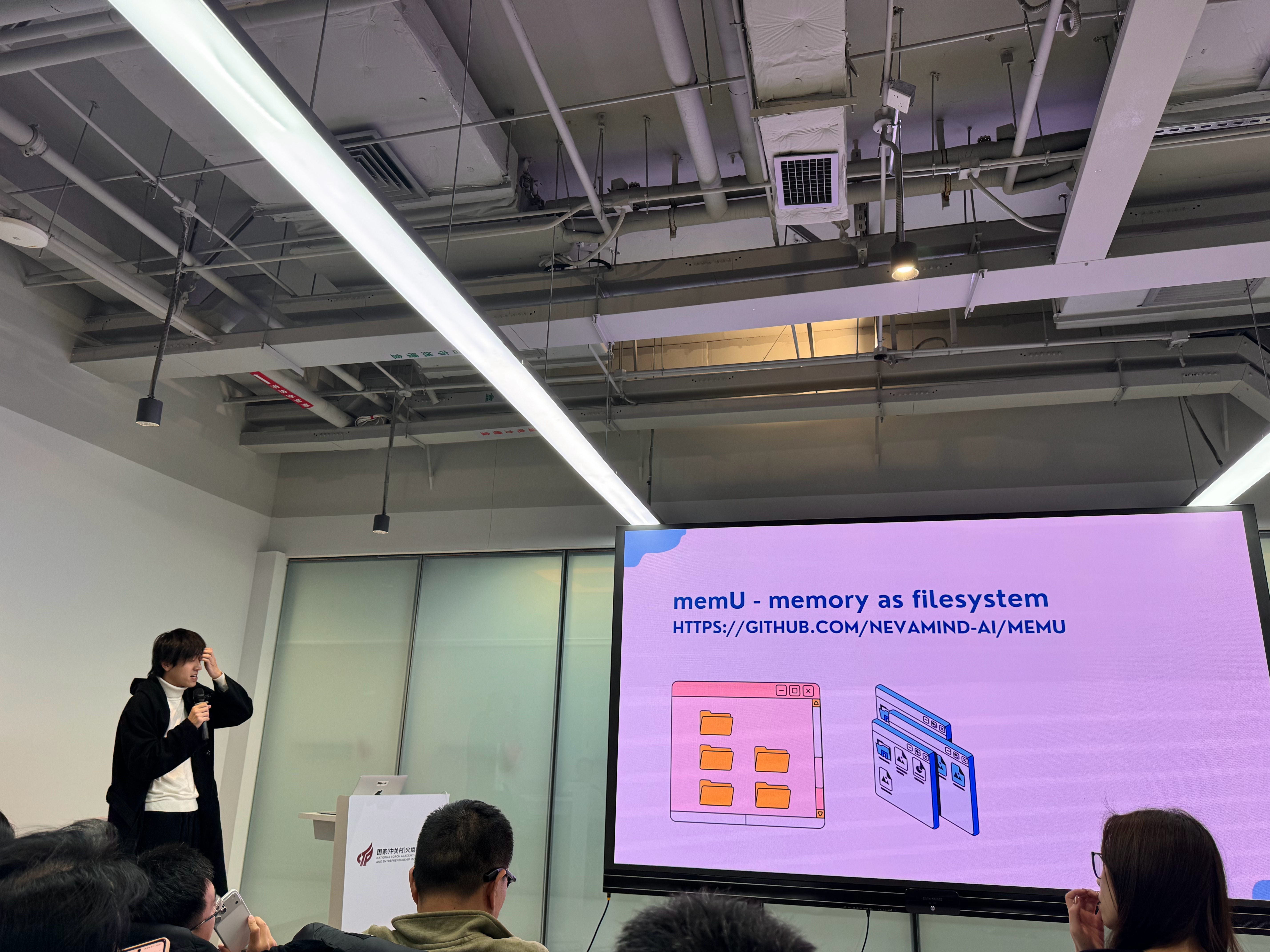 来参加 Openclaw 的线下活动，memU 的老师上来讲 Memory，龙虾