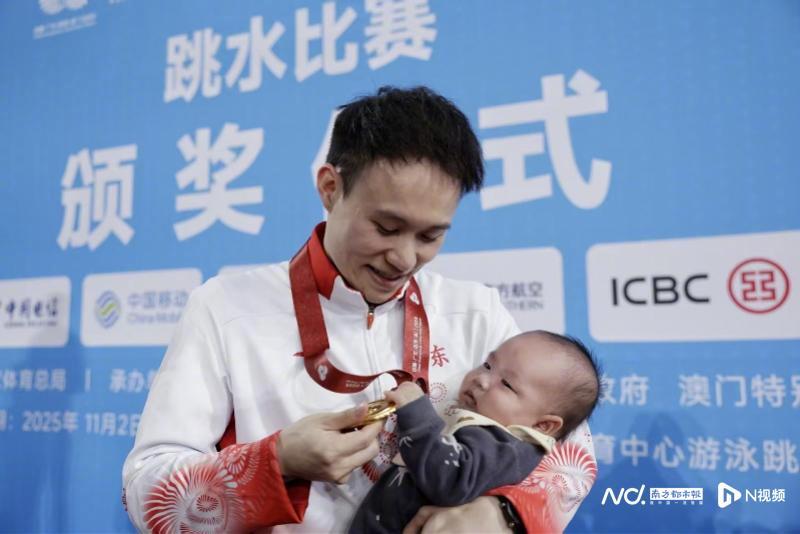 #谢思埸夺冠后与妻儿合影#【谢思埸太太、儿子现场见证夺冠，师妹全红婵贴心帮嫂子带