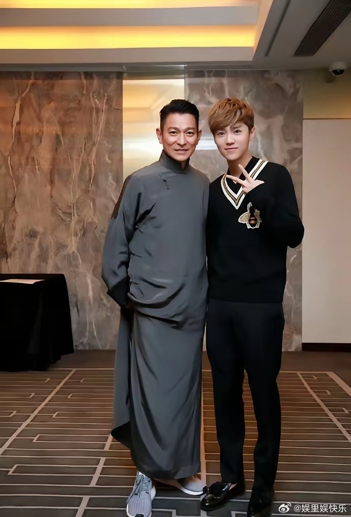 很多人都质疑刘德华的身高没有174cm，可身高178cm的鹿晗站在他旁边，其实也