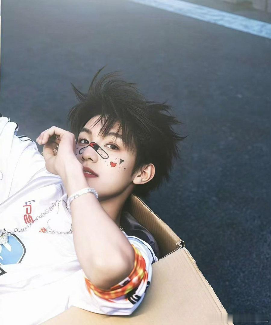 张泽禹19岁生贺照 19岁，不是小孩了，但也没完全长大。这个年纪的微妙，张泽禹用