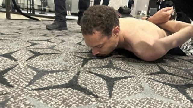 在美国白宫记者协会晚宴上，竟有人携带武器试图闯入，还开枪袭击安保人员！

这名嫌