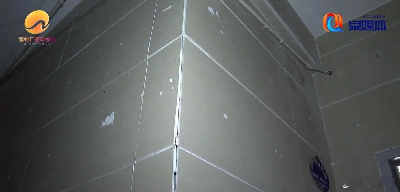 #福建一小区瓷砖频频脱落安全隐患何时休#记者采访过程中发现与小区20栋B梯不同的