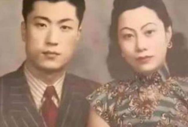 1992年，阎锡山的小儿子回到山西忻州，在老宅门口老泪纵横。然而就在他抬脚准备回