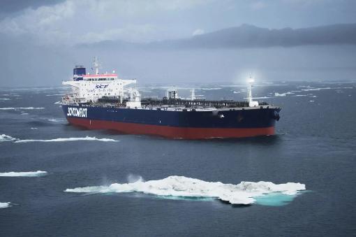 很多人以为特朗普抢的是180万桶油。错！他真正想抢走的，是全球能源贸易对“人民币