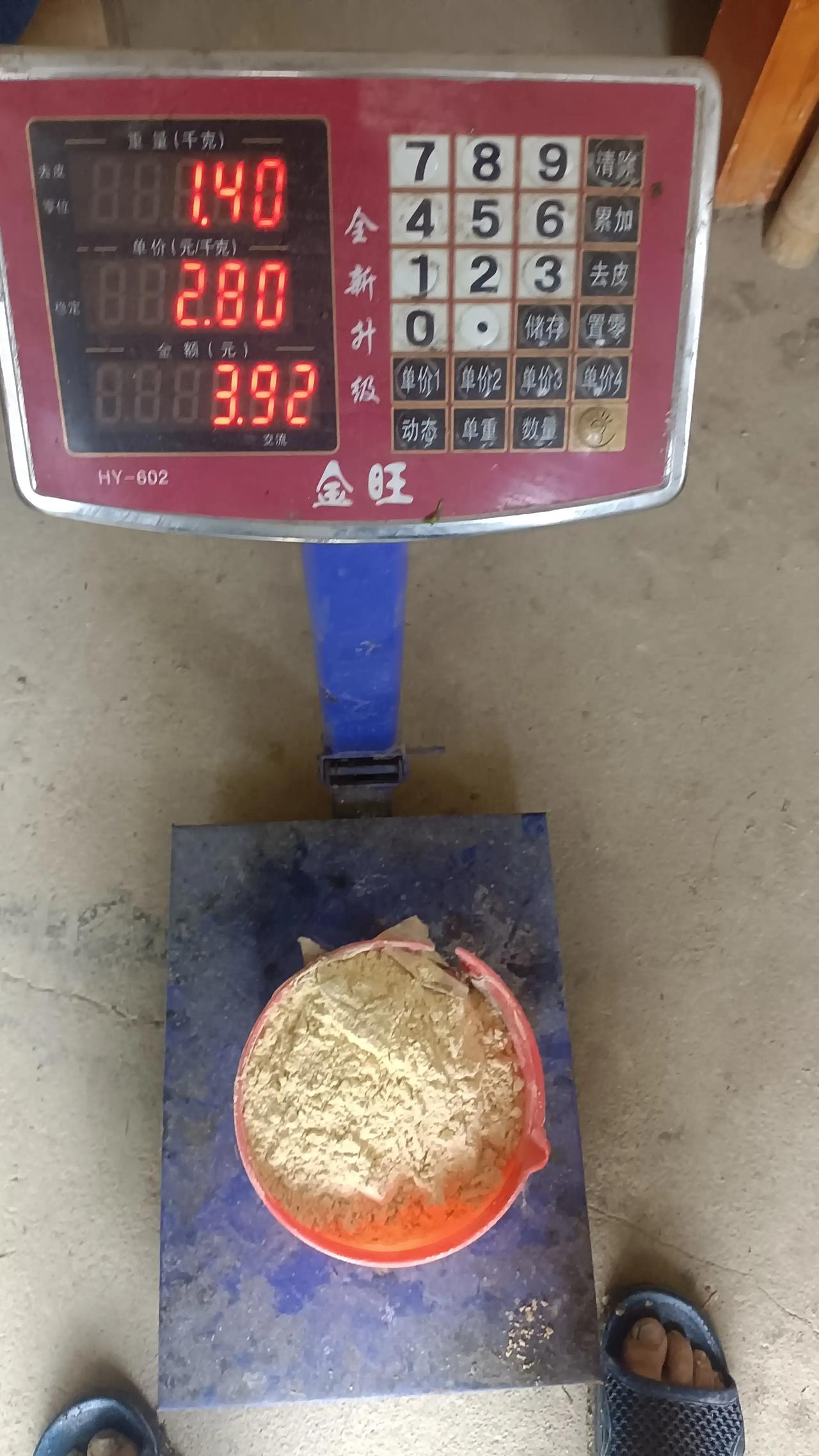 天气热了，煮熟食一次不能多煮，容易馊，煮少了不够吃，准备拿玉米粉加青菜青草喂猪了