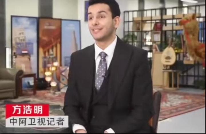 方浩明最近在采访中直接大方官宣恋爱细节，甜度爆表！他坦言和中国女友是一见钟情，自