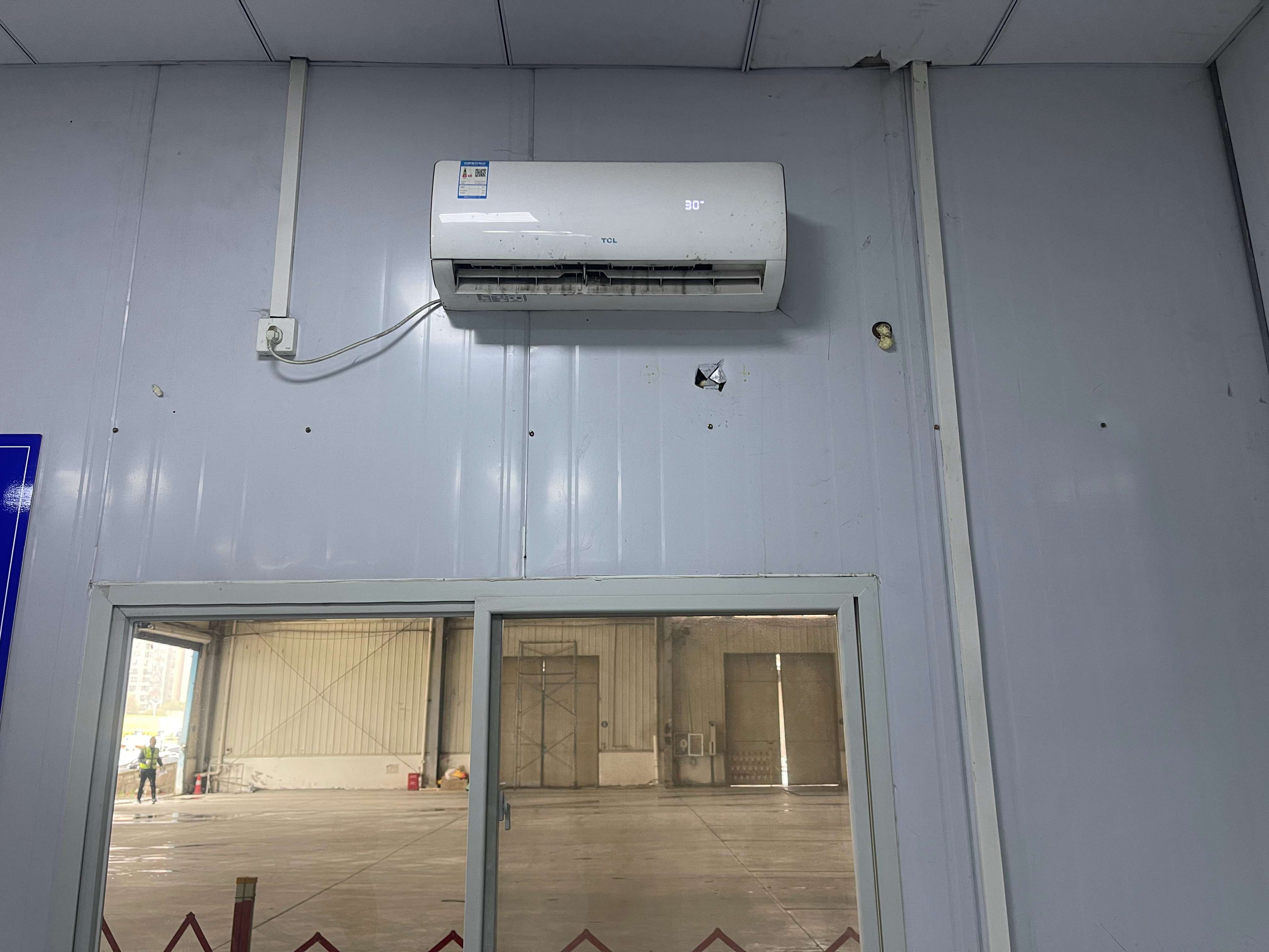 倒春寒，空调开起来了武汉下雨天还是有些冷的，8度看看你们气温有几度？ 武汉