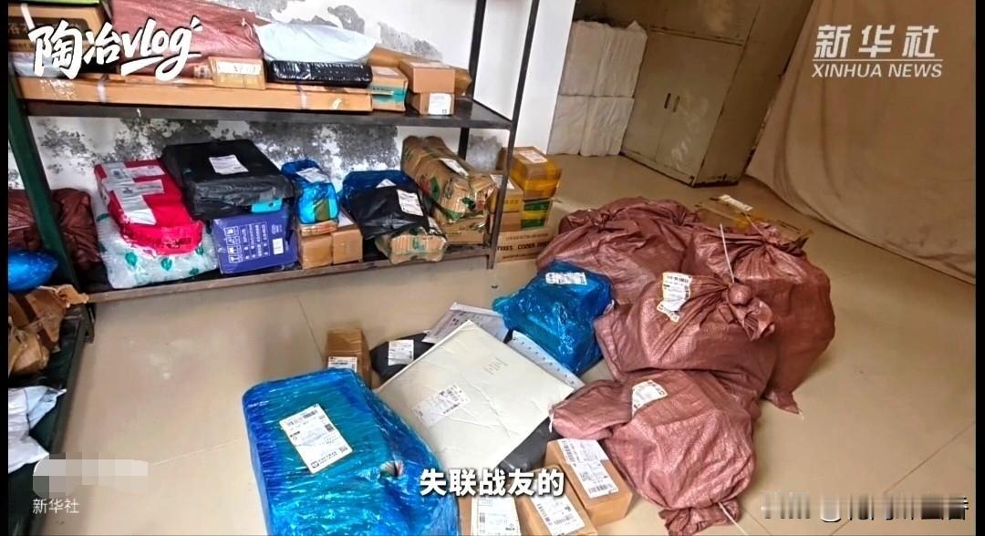 一份份未拆快递，
藏着无声的期盼…！
 
吉隆出入境边防检查站，货架上堆放着一排