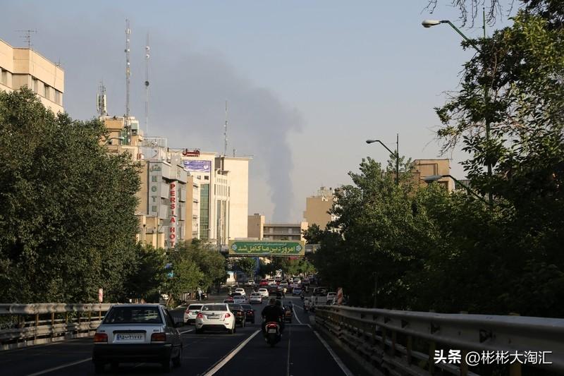 伊朗称袭击以色列海法炼油厂这事儿，其实就是一场“以牙还牙”的反击。据伊媒和央视消