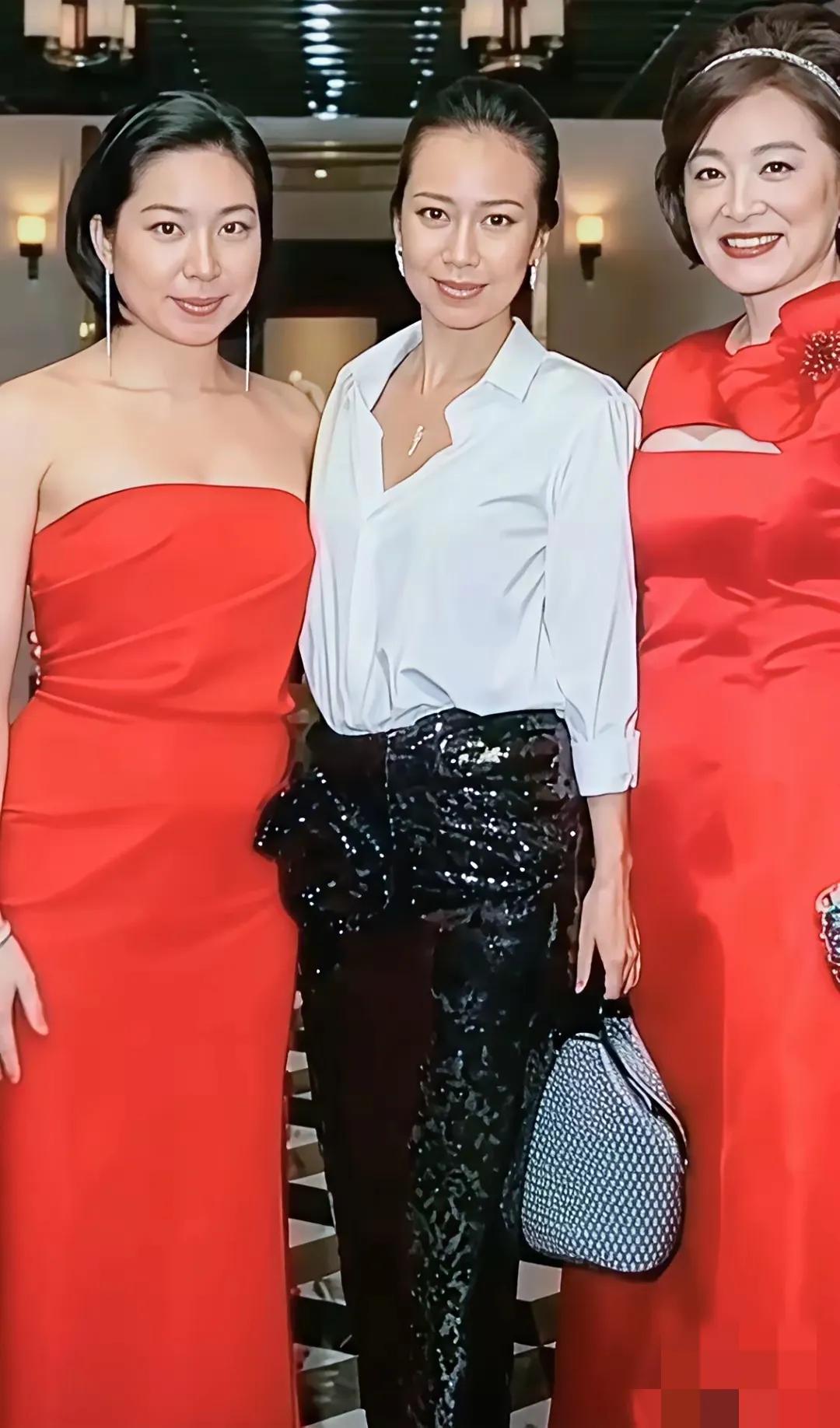 林青霞和女儿同框的画面太温馨了。之前她携22岁女儿逛街，女儿气质超棒，举止落落大