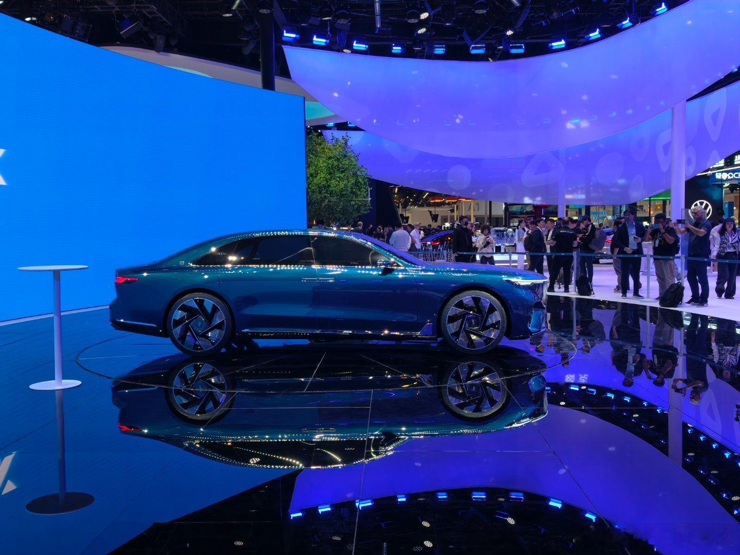 本次北京车展让我最惊喜的车之一吉利展台这台不知名轿车这侧颜，这车头，这L113，