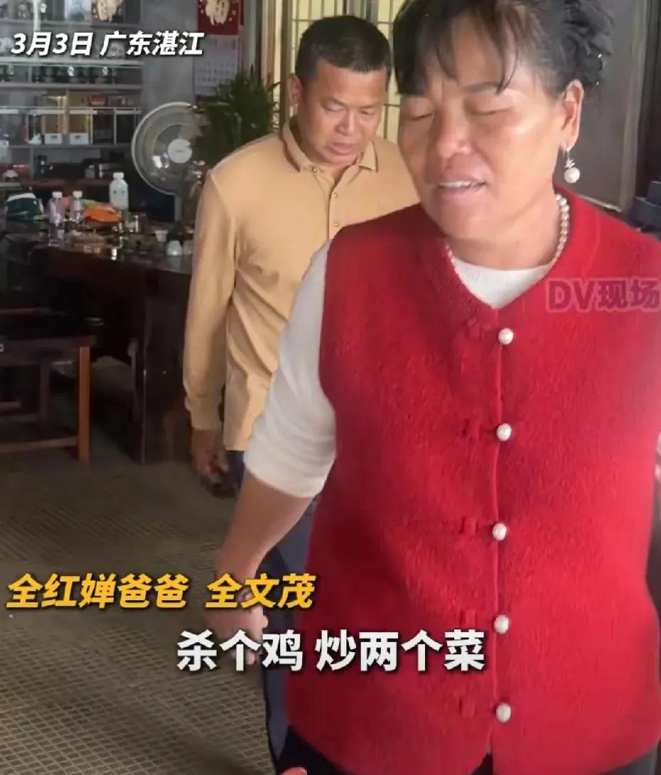 全红婵回乡闹元宵吃年例，妈妈意外抢镜，只能说冠军长大长胖了，妈妈变时尚了，如今的