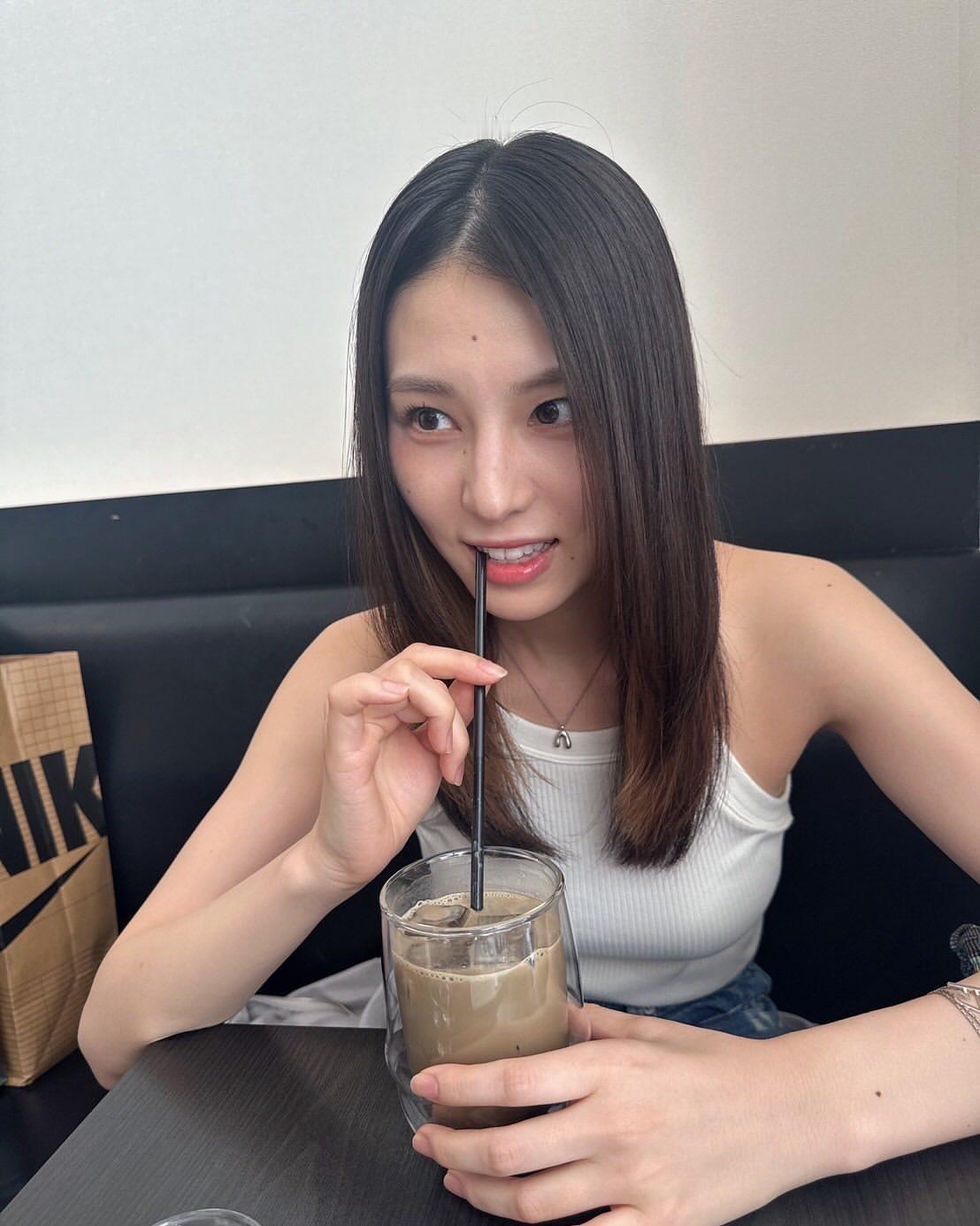 相楽伊織「とにかく暑いのでほうじ茶ラテ(アイス)☺︎去年までは夏でもホッ