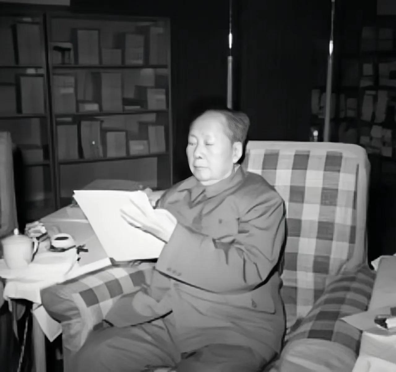 1976年除夕，毛主席的年夜饭，竟然只有一条鱼，没吃几口就放下了筷子，眼中透着泪