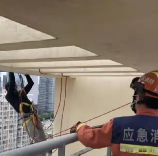 小偷吓破胆，打110求救，
你敢信吗？[捂脸]
“110吗，我偷东西被挂住了！”