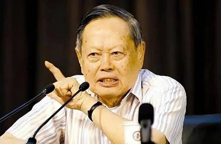 杨先生长子杨光诺含泪致谢：“父亲能安享百年，最该感谢的是继母翁帆”，这是儿子在父