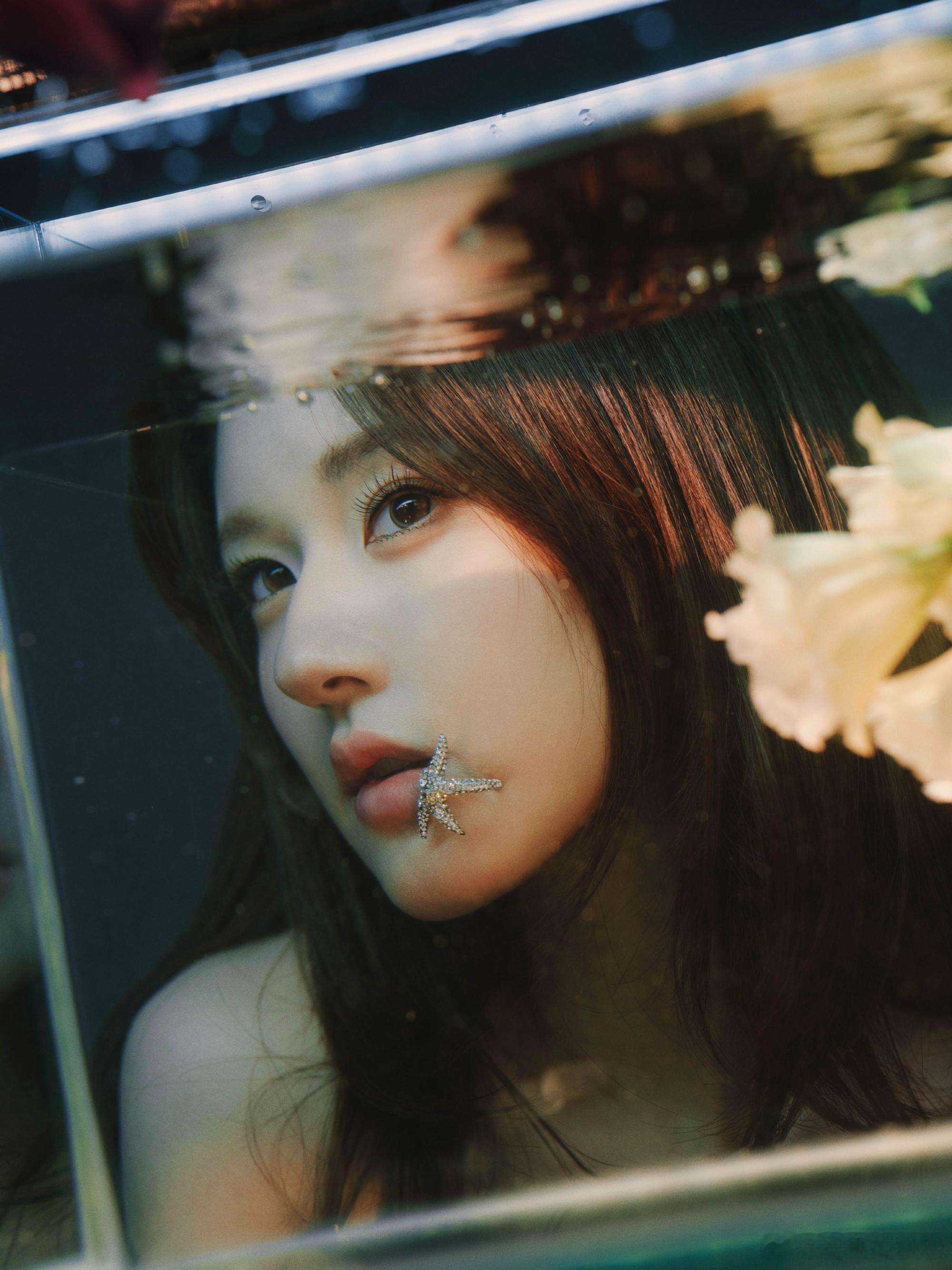我真的要大喊救命了！赵露思今日活动图太美了，恨不得下一秒就吻上去[亲亲][亲亲]