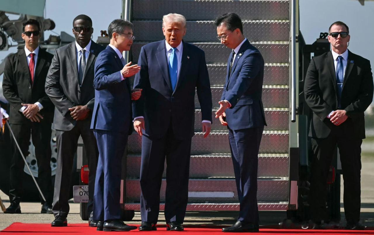 其实，李在明应该去机场亲自接一下特朗普的，因为他这两天确实比较累，看上去是不是稍