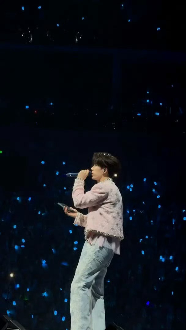 鹭卓演唱会打电话唱雨爱🥰鹭卓演唱会现场杀疯！打电话唱《雨爱》，这波浪漫操作直接