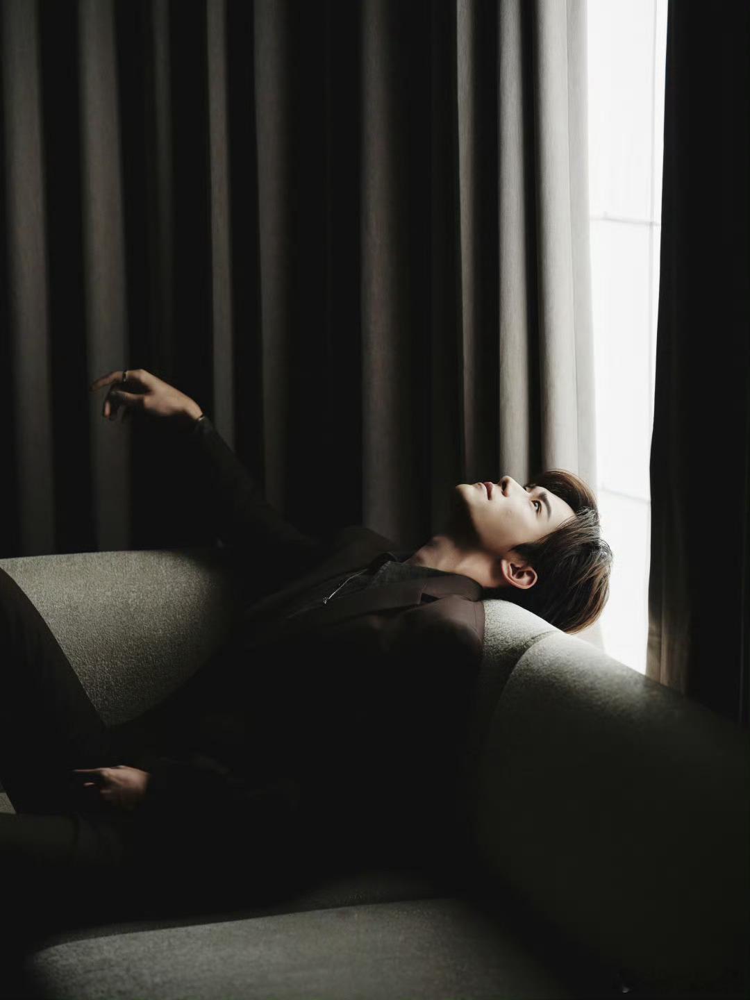 易烊千玺影帝奖杯放公司展柜里他回复 