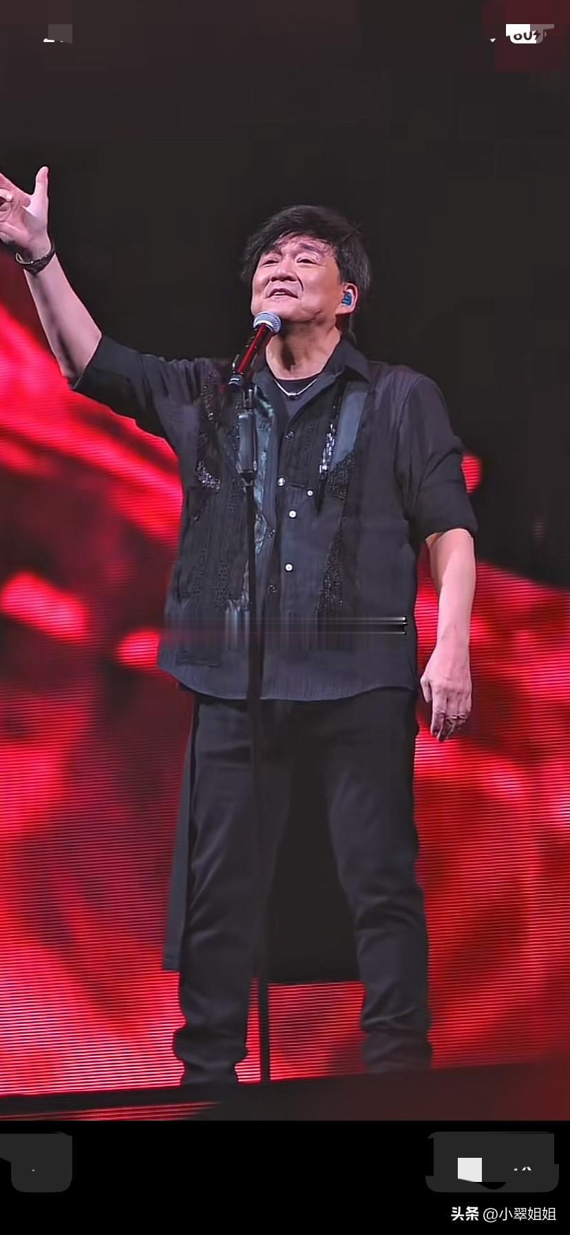 周华健太老了！虽然，歌声依旧动听！
站在舞台中央，穿衣服一身黑色的衣服，没有华丽