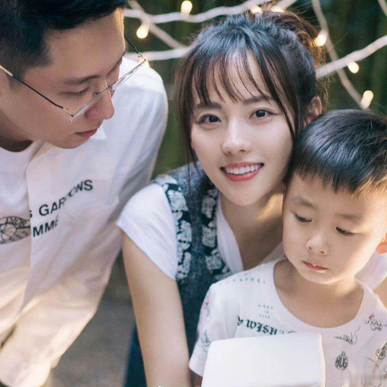 张嘉倪获两子抚养权张嘉倪与买超长达三年的离婚抚养权拉锯战于2025年底终审落定，