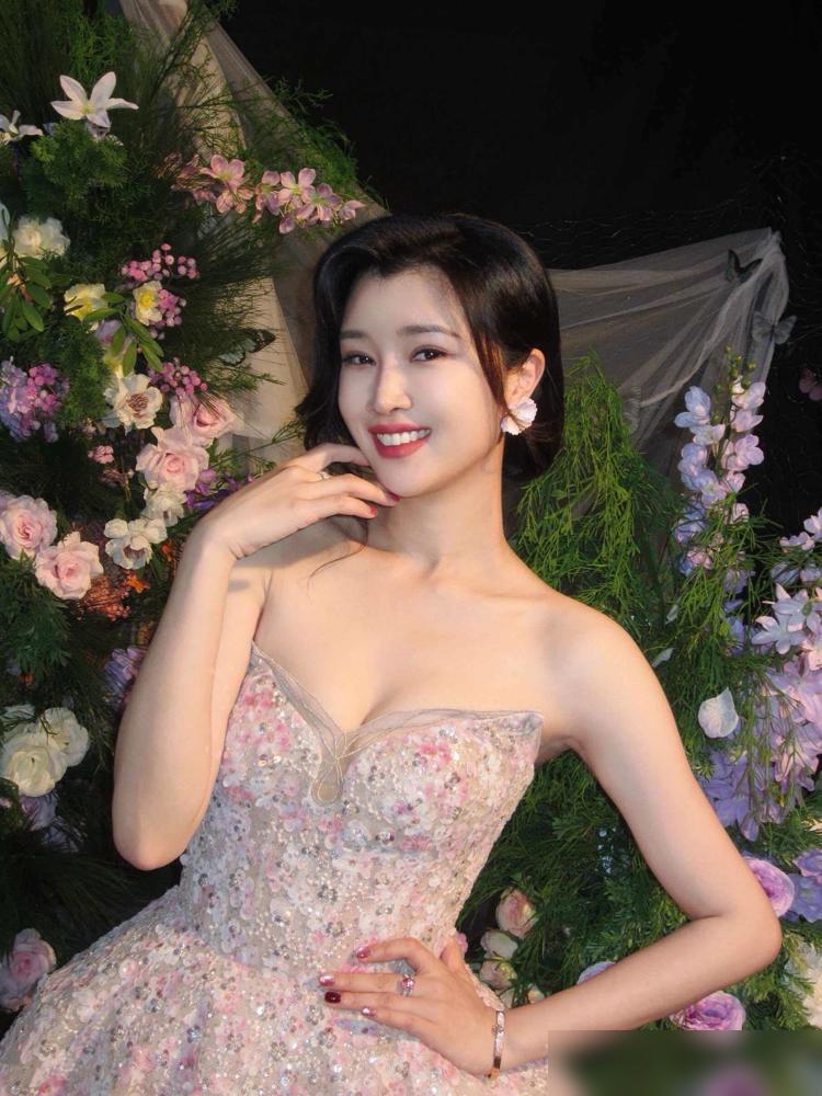 你敢信？《我的山与海》里骂哭工头的泼辣厂妹，竟是茹萍的亲女儿！
2012年她的