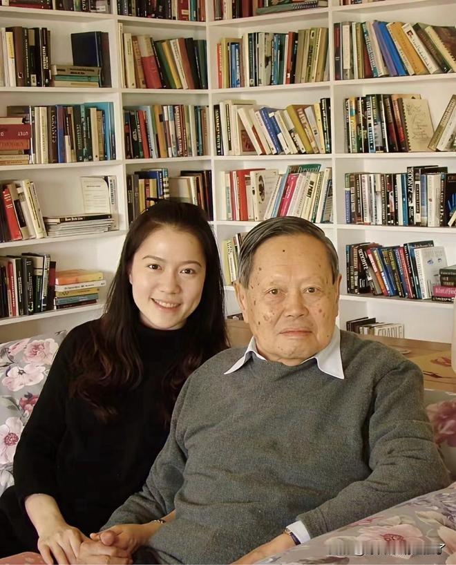 你相信杨振宁与翁帆之间是真爱吗？
或许，答案早已在那场送别仪式上悄然浮现。仪式现