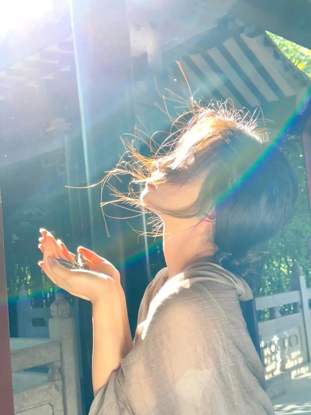 已经25年了何必执着于22年的人 分享照片 少女感 破碎氛围感照片 光落在你脸上