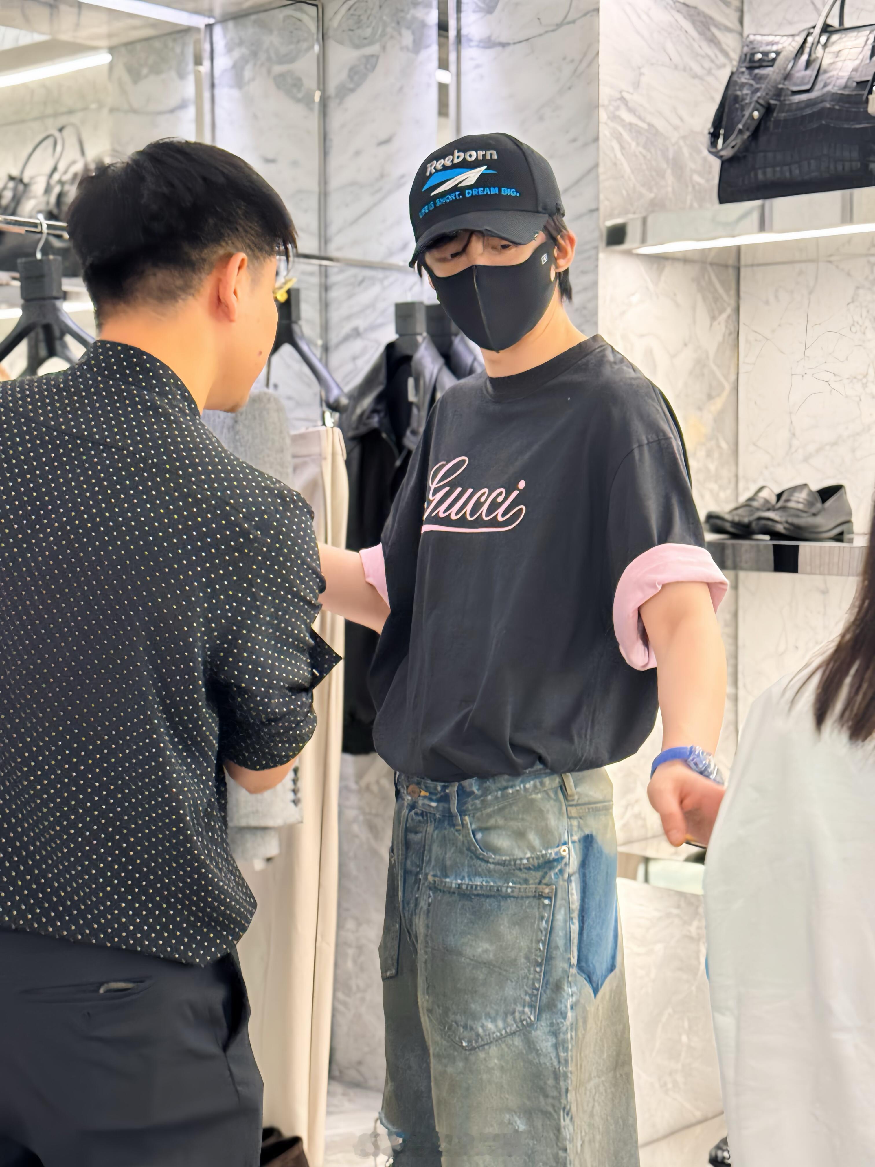 网友西安偶遇刘宇宁逛商场西安SKP偶遇刘宇宁购物 人群中好出挑的老大 ​​​