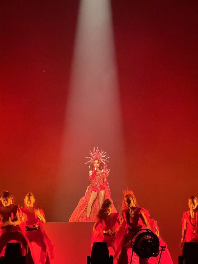 吉克隽逸红衣女战神 谁还没看吉克隽逸演唱会我是真的会伤心ok？一袭红衣霸气登场，