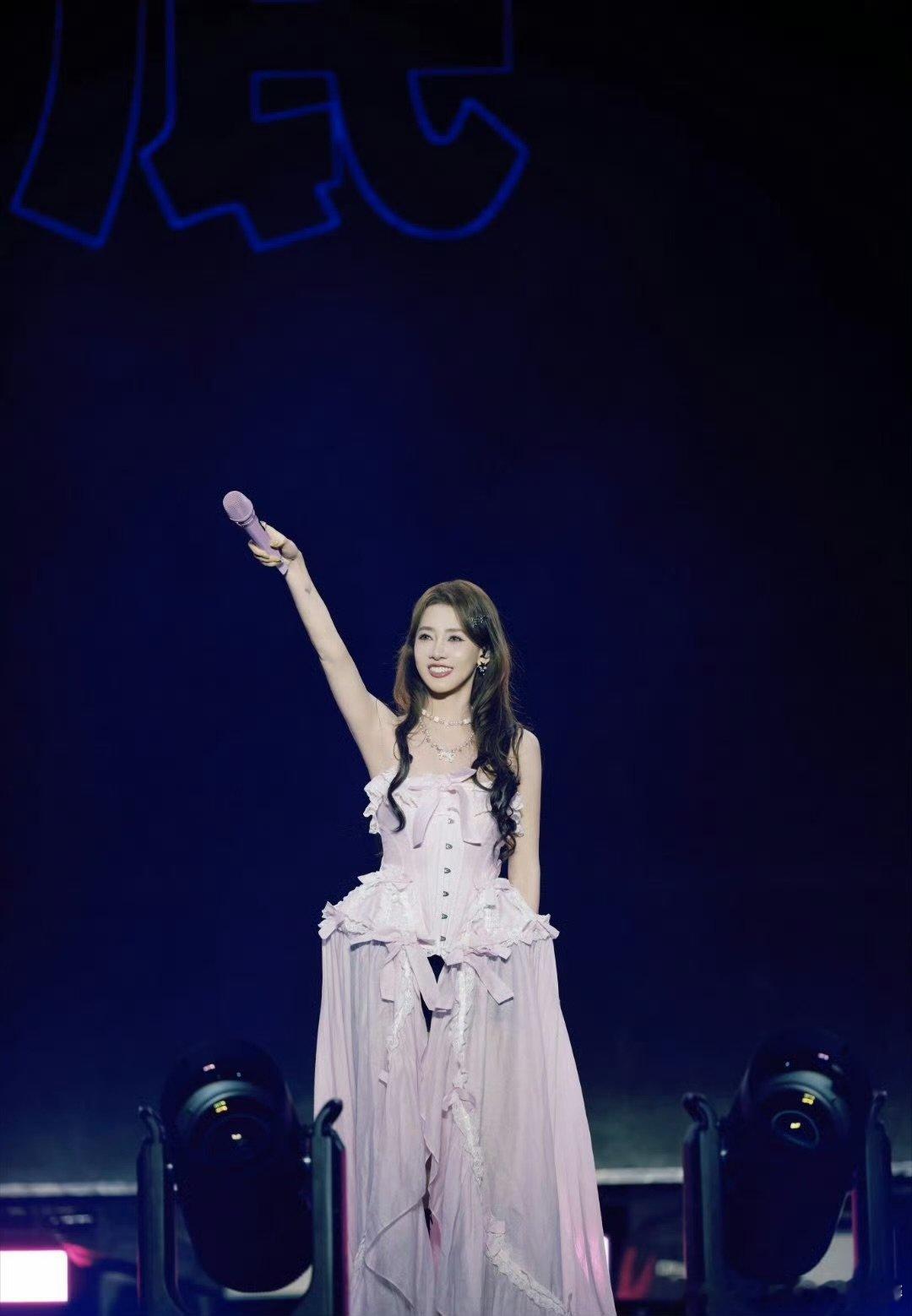 弦子巡演首站官宣杭州见！弦子巡演首站正式公布，期待在现场聆听动人歌声，重温往日美