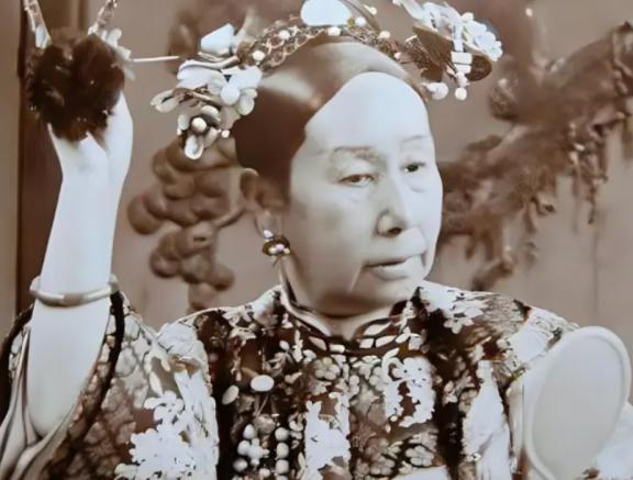 1863年，慈禧下令将石达开5岁的儿子石定忠凌迟处死，孩子实在太小，才两刀就受不