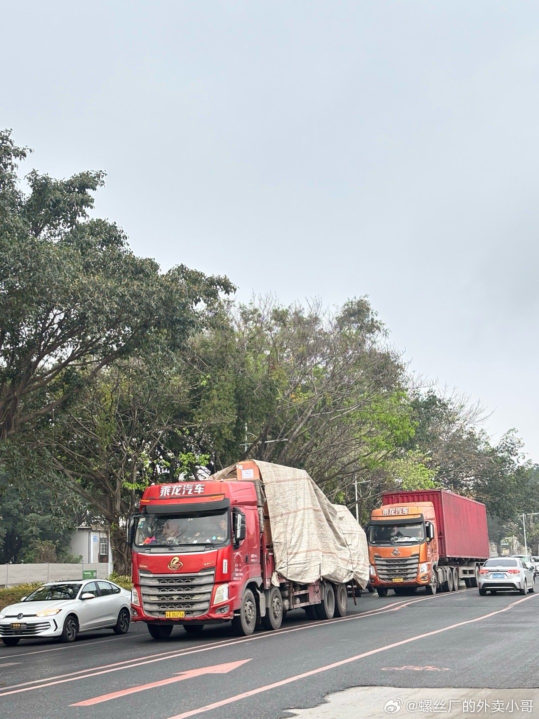牛马们上班了，上学了。     外面打仗怎么打都好，这边的牛马们继续开工。   