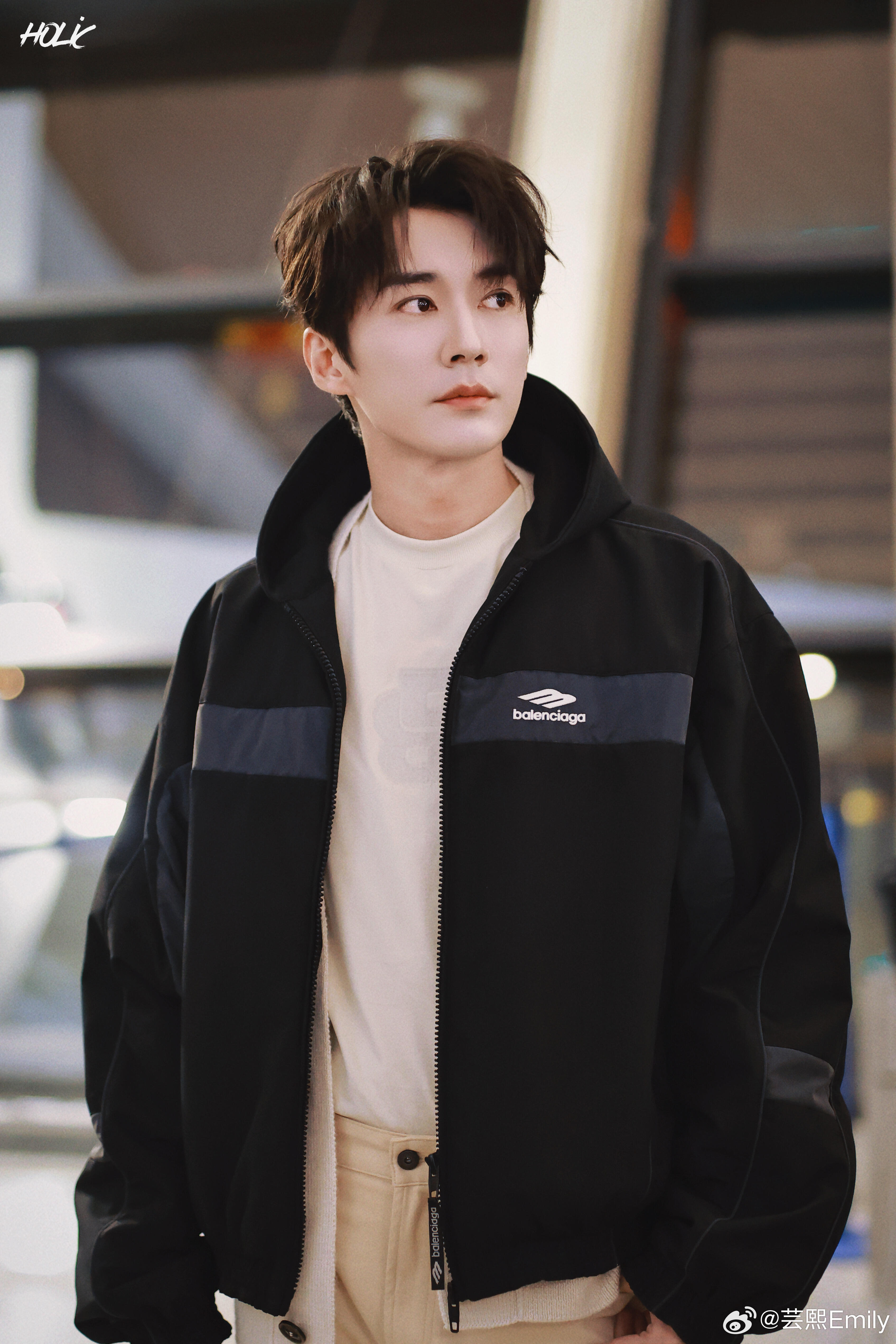 刘学义出发米兰，即将亮相BOSS大秀。黑色连帽印花滑雪衣搭配米色长裤，简约利落的