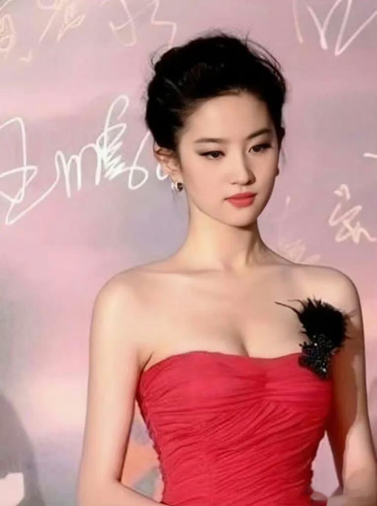 【#刘亦菲#•#早安#】人生是自己的，不要活在别人的眼神和口水里。 不是所有的言
