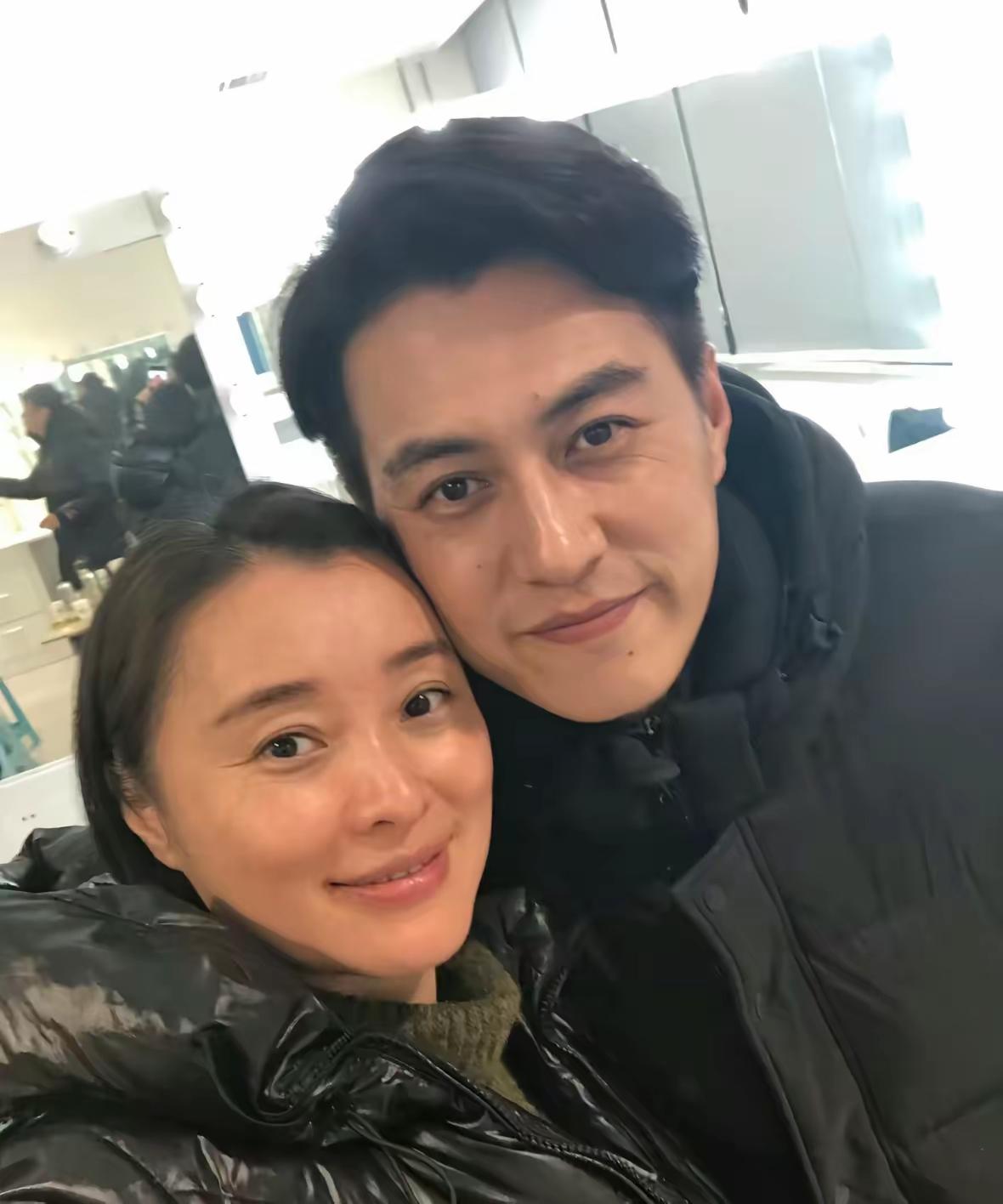靳东身边的美女是谁？
要是他们两个人在一起，绝对是会是娱乐圈里佳话
她不仅人长得