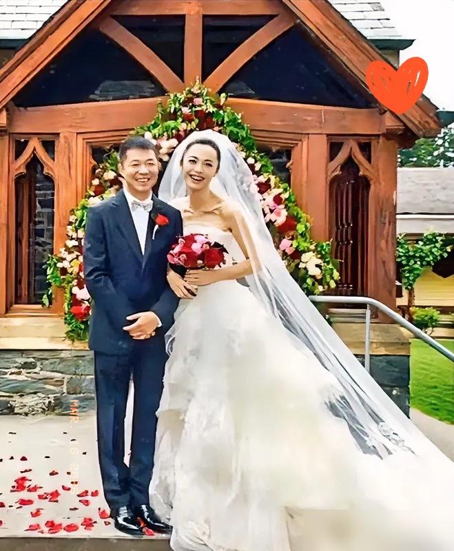 姚晨曹郁居然离婚多年才官宣！俩娃都长到十几岁了，你敢信？
2012年在新西兰皇