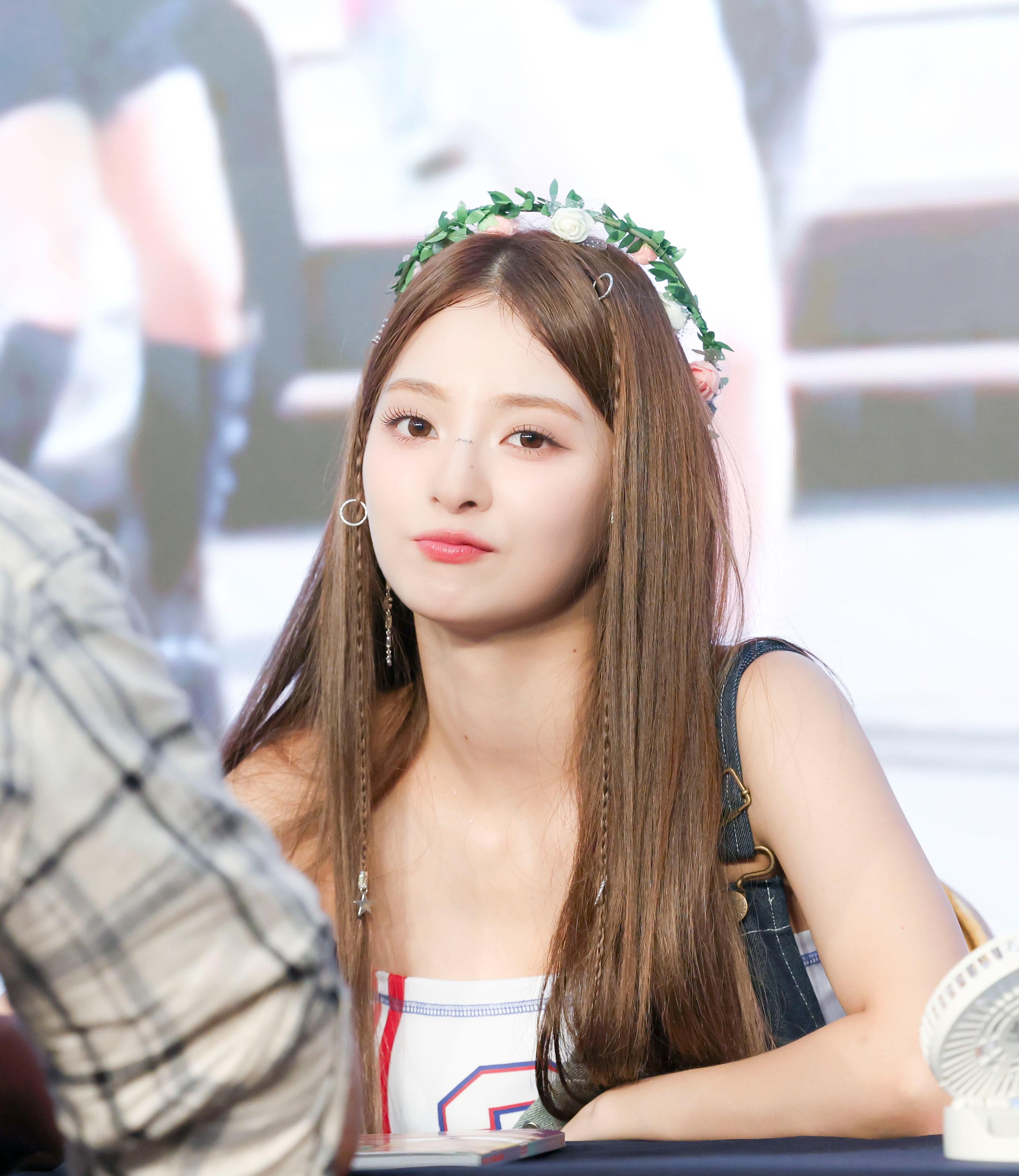 李娜炅[超话] 🐣 蜜桃笑颜李娜炅  [图片]240818 yes24签售 H