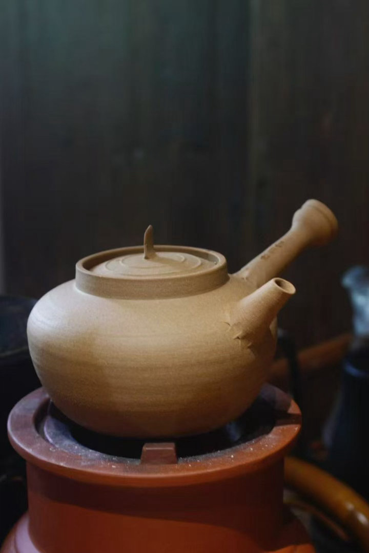 品茶赏器交友  浅茶一盏，半日闲逸，草木清宁，一室清欢。 