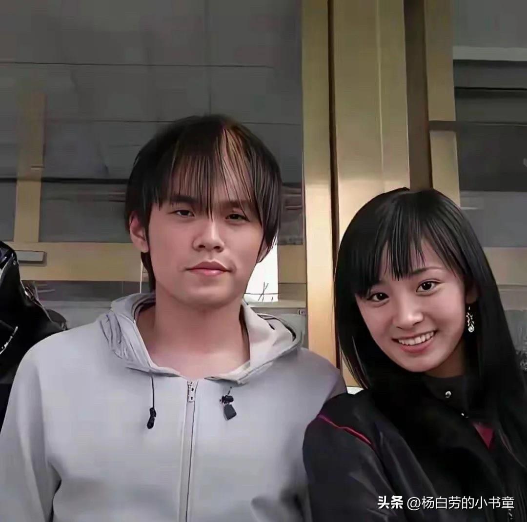 这个是不是真的？我的偶像呀
年轻真好，现在40岁的自己
也活成了秃子
不完美的四