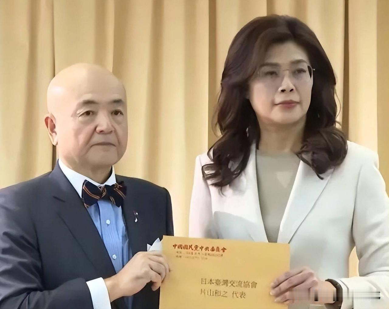 郑丽文就是可悲的跳梁小丑！

日本地震，郑丽文第一时间以个人的名义捐款100万。