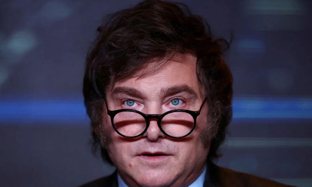 阿根廷去年经济崩盘，物价飞涨，外债压顶，本国货币比索一年暴跌400%，民众连买卫