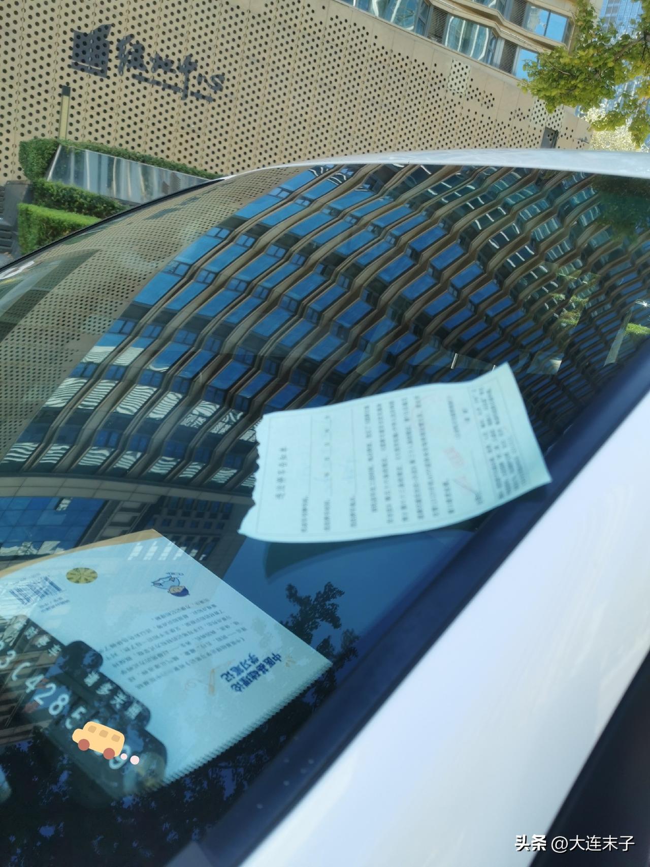 瞧见没？这一整排车又被贴条了！

东港港东路这一带，也就是国际会议中心周边，是不