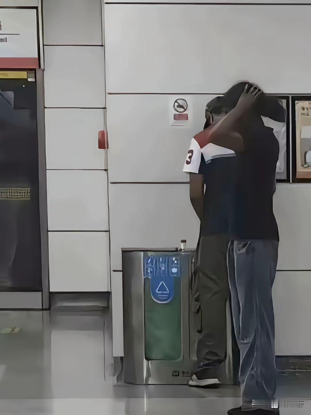 这就是不少人喜欢的印度男人，看到他们令人恶心的一幕，你们还会喜欢他们吗？
   