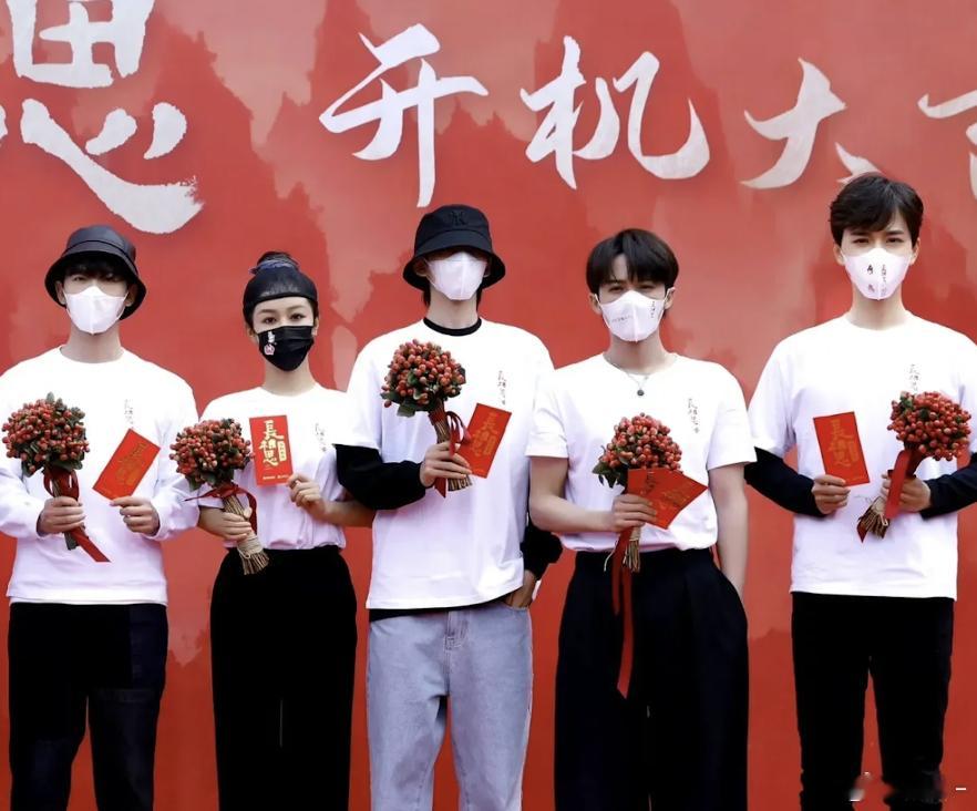 长相思开机图现在看很幽默，四个男的从左向右，176，183   ，174，183