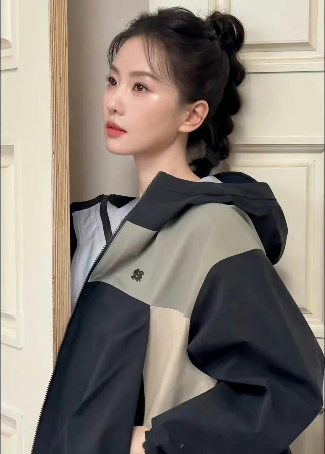 #刘诗诗眼里还有光#哦哟，刘诗诗的活动生图来了。就是说刘诗诗的造型很是阳光，美女
