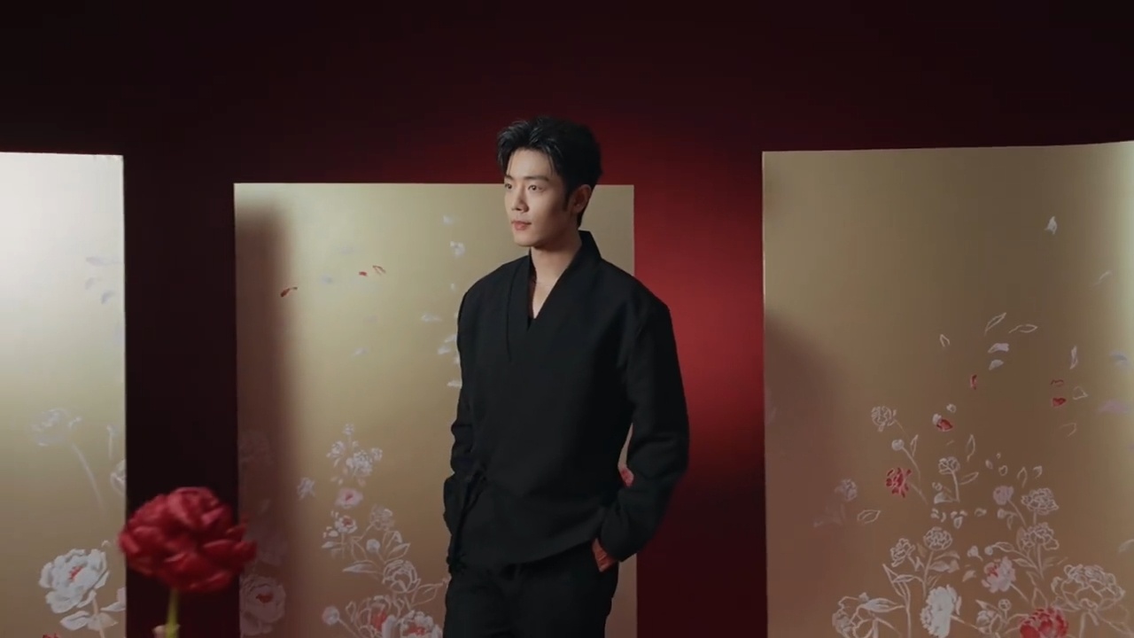 肖战于明媚春光中 肖战新物料，肖战入画好不养眼呀 