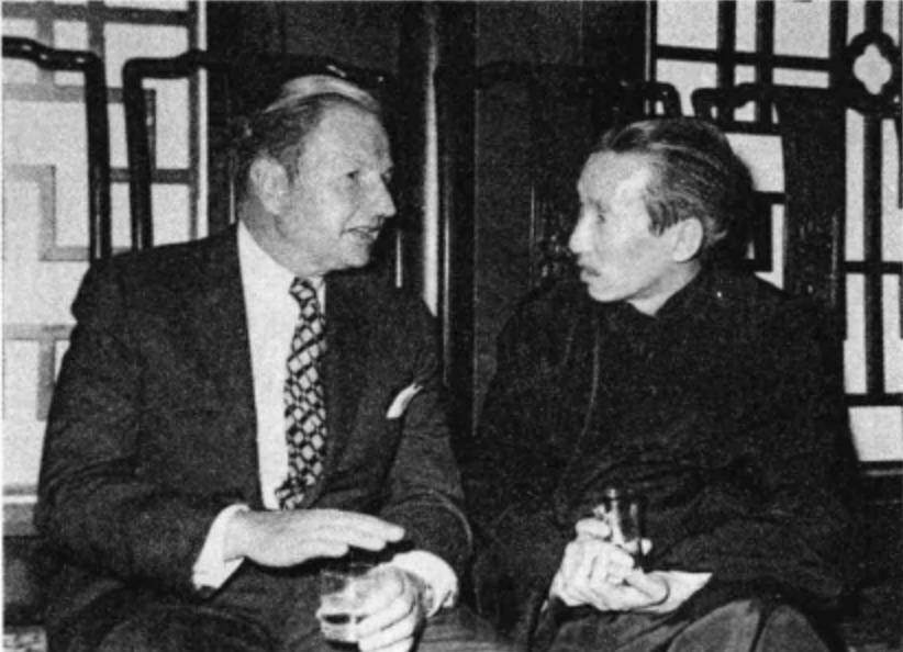 目测是John D. Rockefeller III和盛毓度在东京“留园”。  